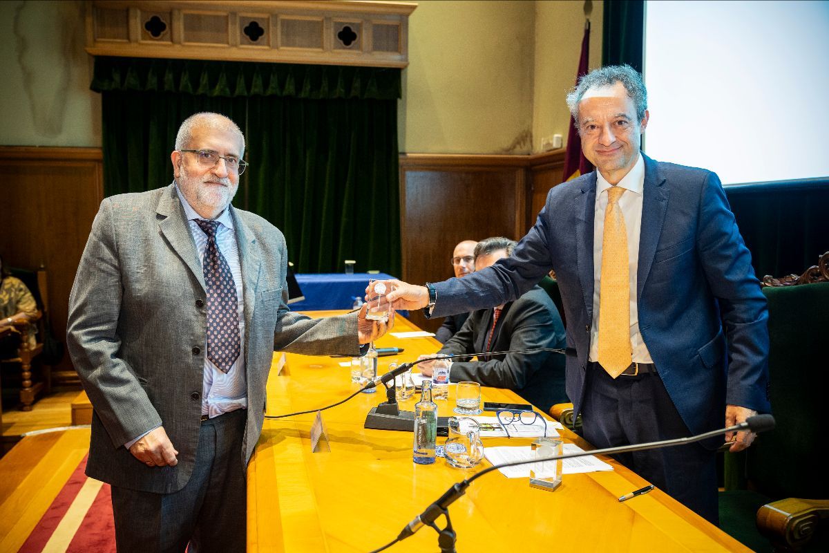 El doctor López recoge el Premio SEN de manos del doctor Jesús Porta-Etessam, presidente de la Sociedad. | L.N.C.