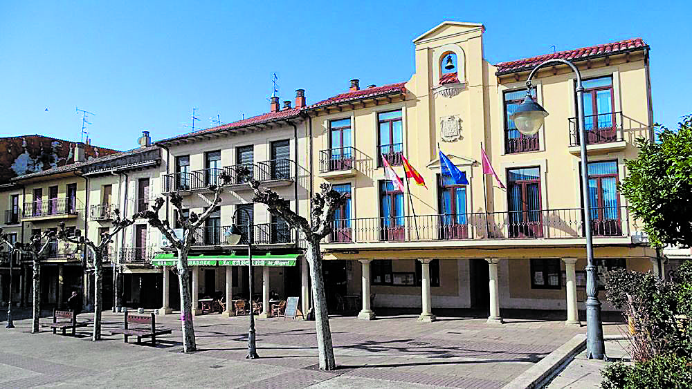Imagen de archivo de la fachada del Ayuntamiento de Sahagún. | LNC