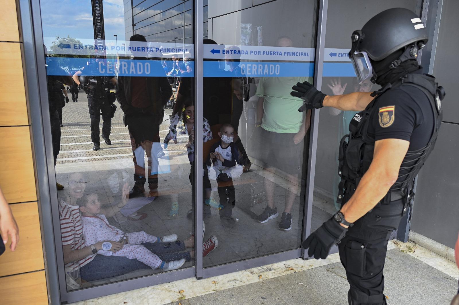 Los niños y niñas ingresados en el Hospital de León recibieron con emoción a las unidades de la Policía Nacional. | SAÚL ARÉN