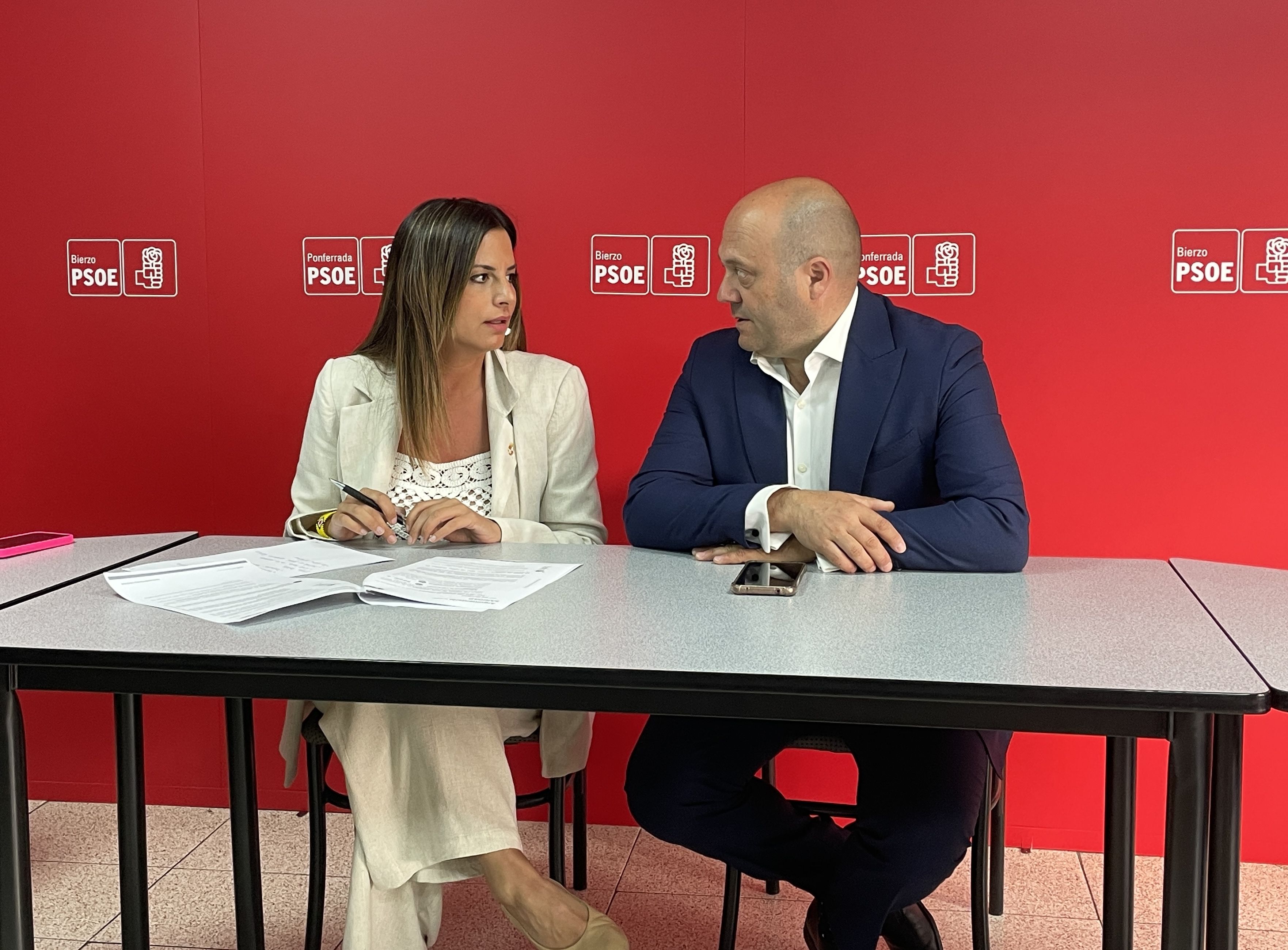Nuria Rubio y Javier Campos en la sede del PSOE en Ponferrada. | Javier Fernández