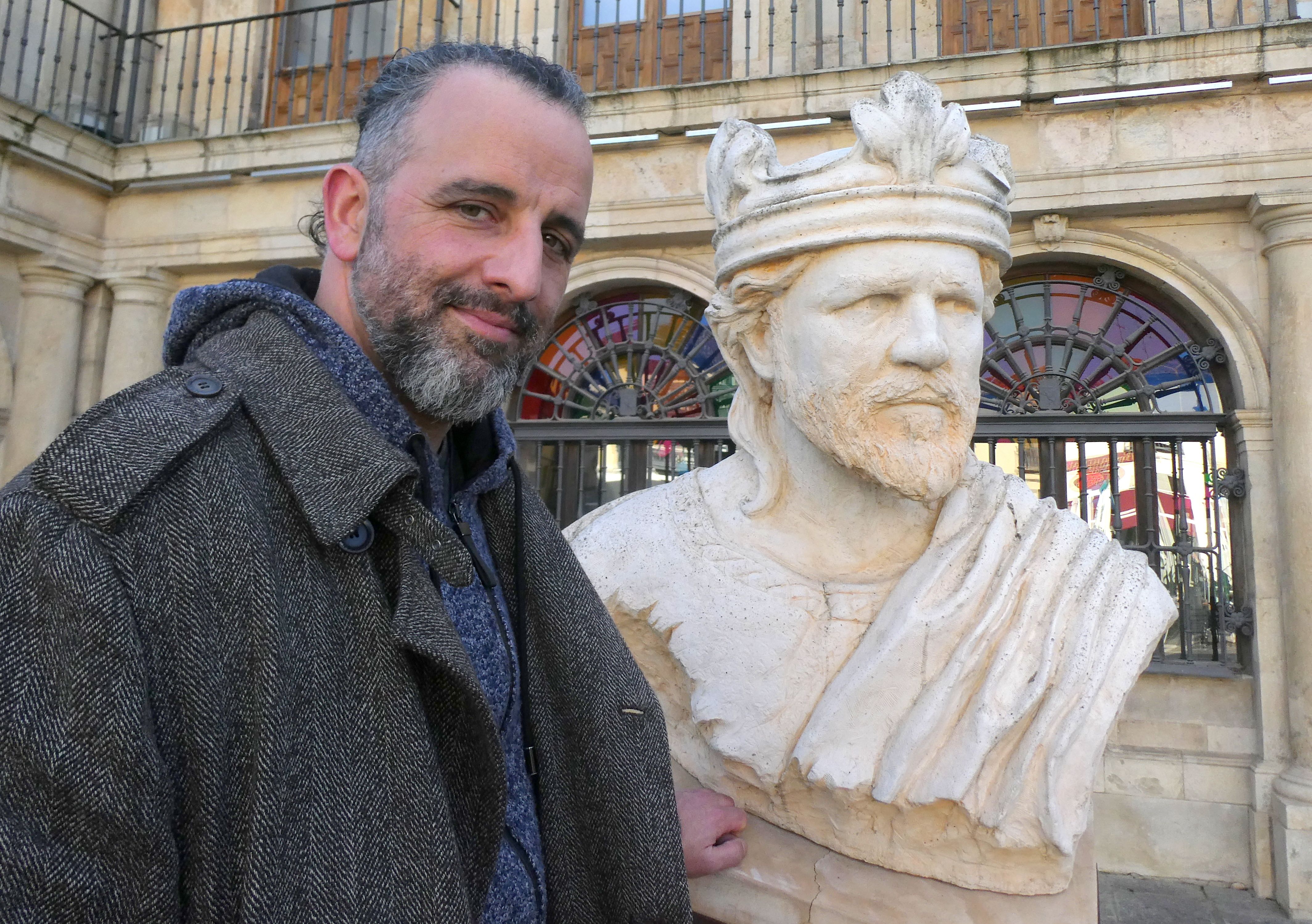 ‘A la misma altura’ del rey leonés Alfonso V.  | GREGORIO FERNÁNDEZ CASTAÑÓN