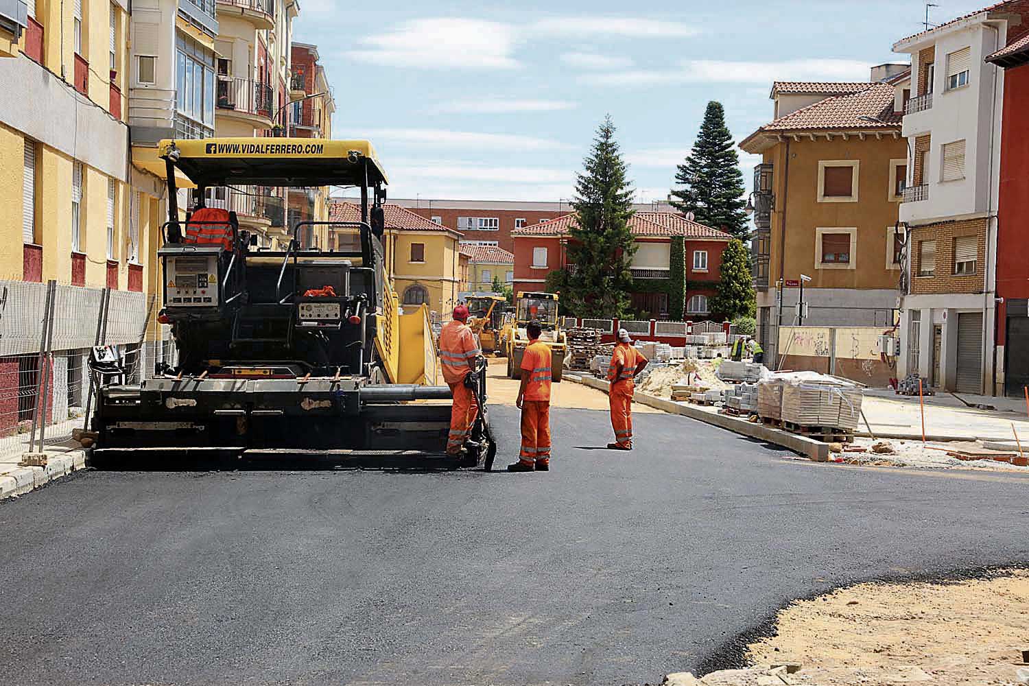 Trabajos previos a la apertura de la parte de la ronda interior de León que ya está urbanizada. | CÉSAR