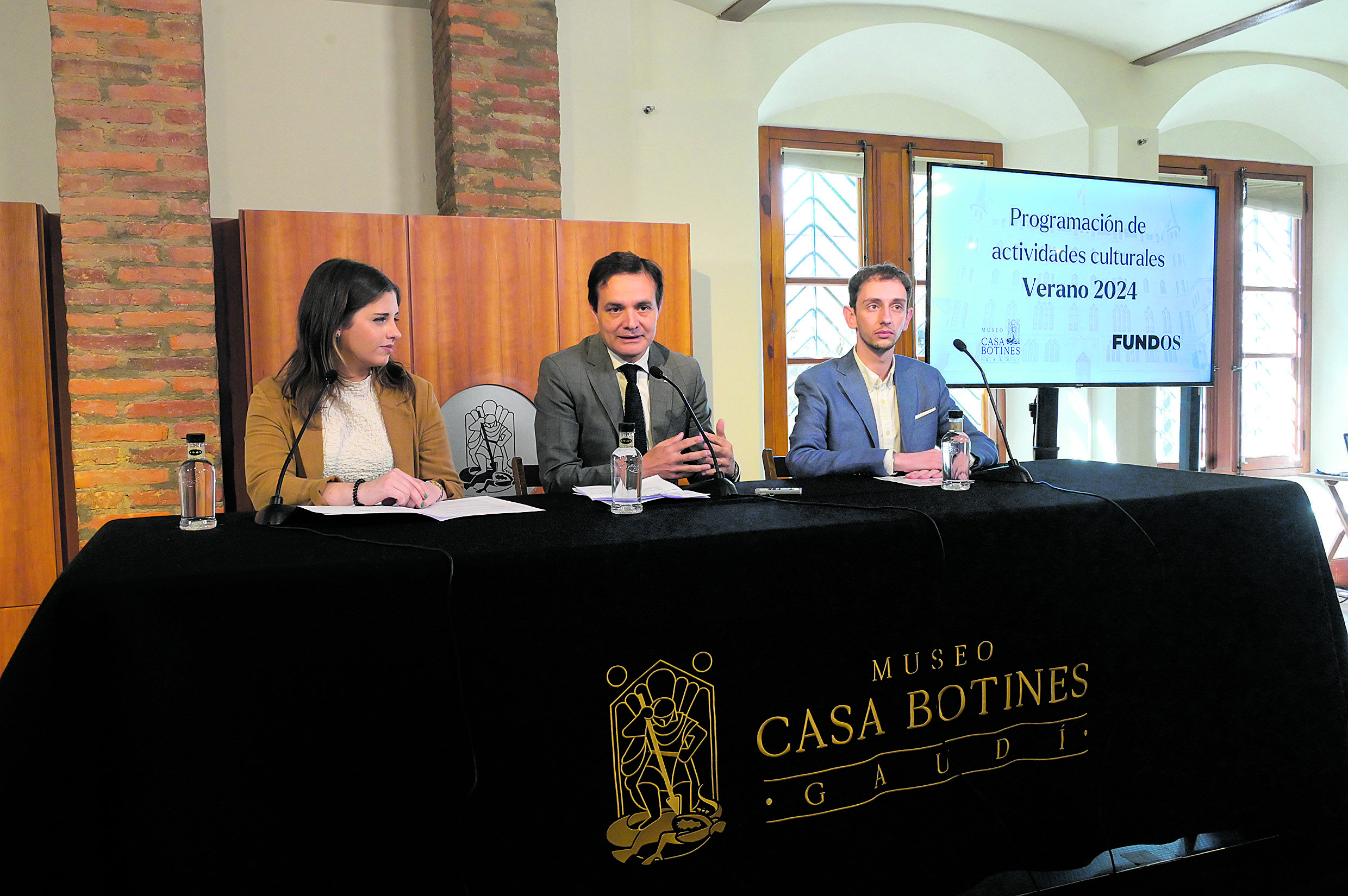 Marta Sabugo, Raúl Fernández y Carlos Varela presentaron la programación estival de Casa Botines. | MAURICIO PEÑA
