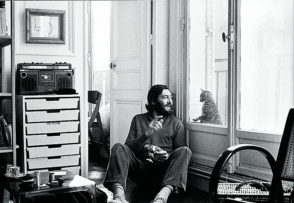 Cortázar con su gato en el apartamento parisino de la calle Martel.