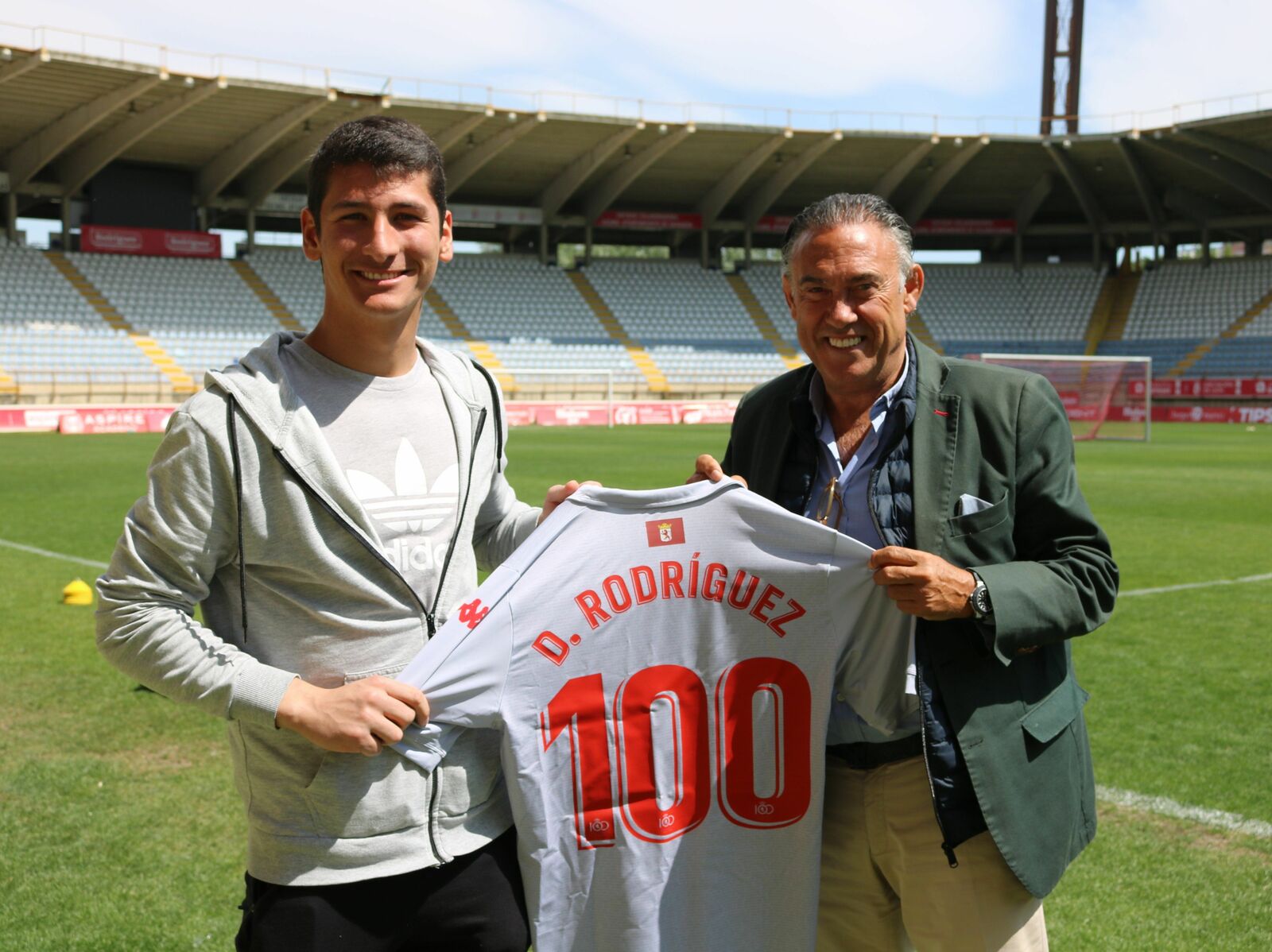 Diego, con la camiseta que le dio la Cultural al cumplir 100 partidos. | CYD