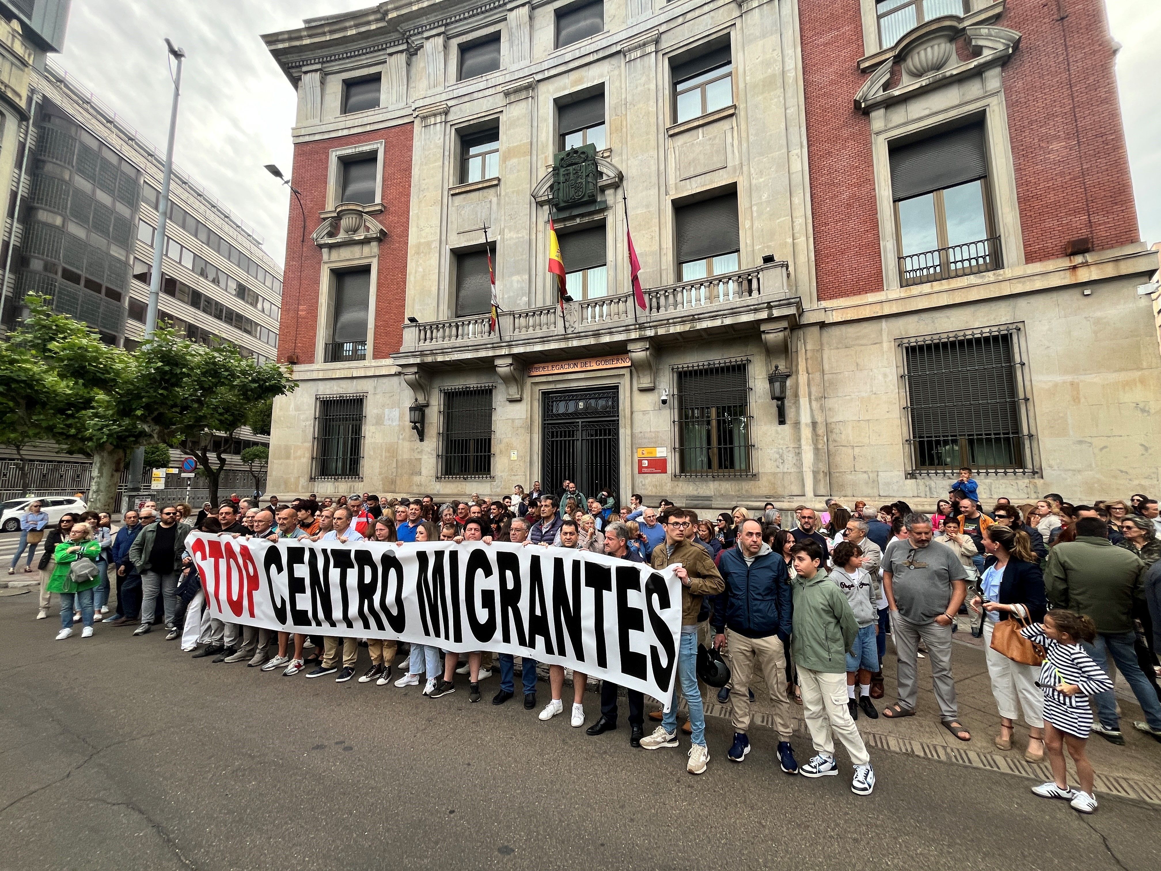 Concentración de vecinos ante la subdelegación del Gobierno contra el centro de acogida en Villarrodrigo. | SAÚL ARÉN