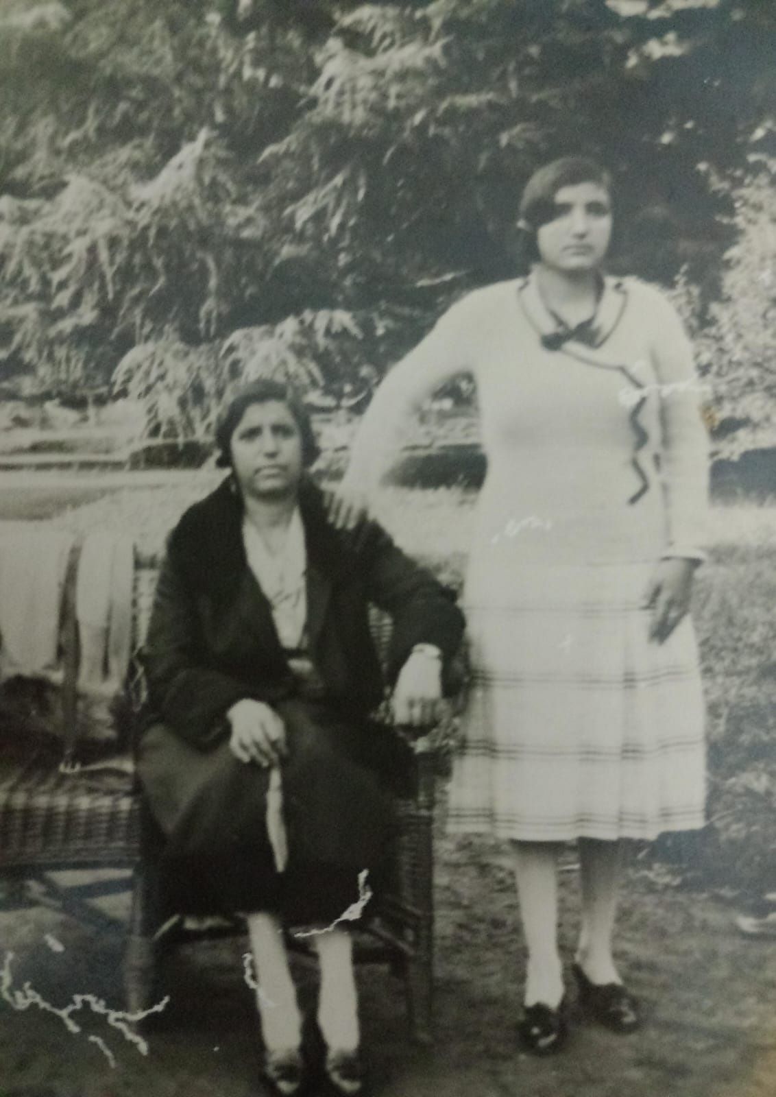 La ‘bisabuela Valentina’ sentada junto a la ‘abuela Saturnina’ en Argentina. | L.N.C.