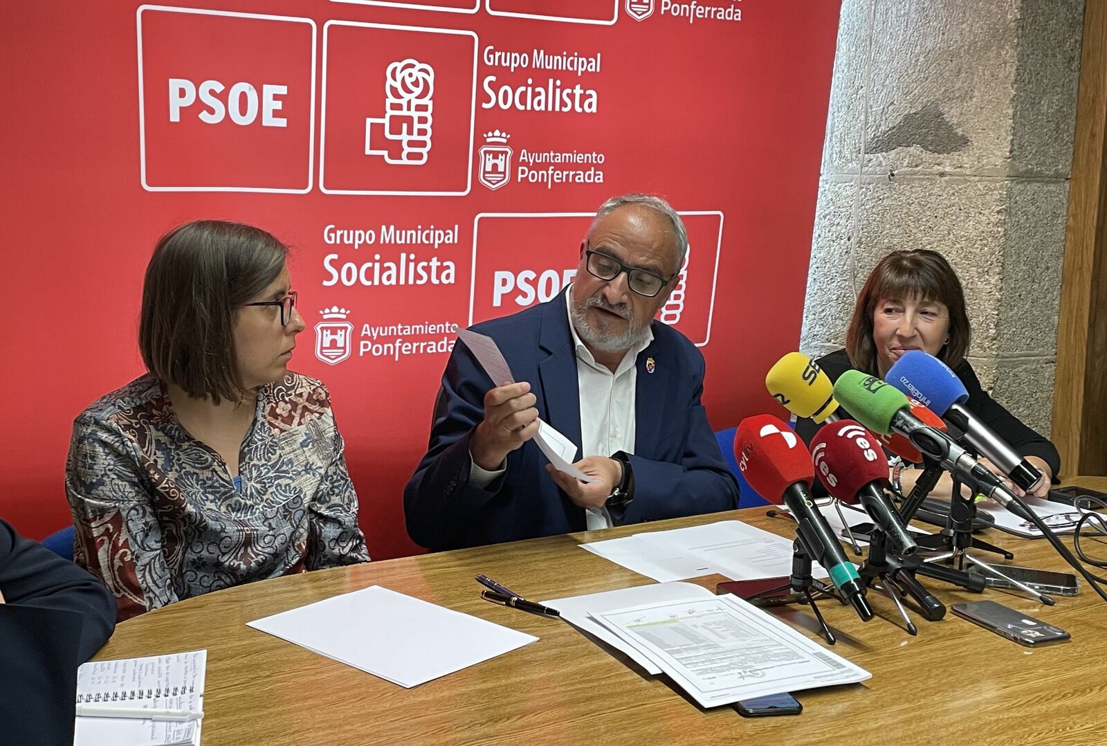 Olegario Ramón junto a algunas de las concejalas socialistas en la rueda de prensa | Javier Fernández