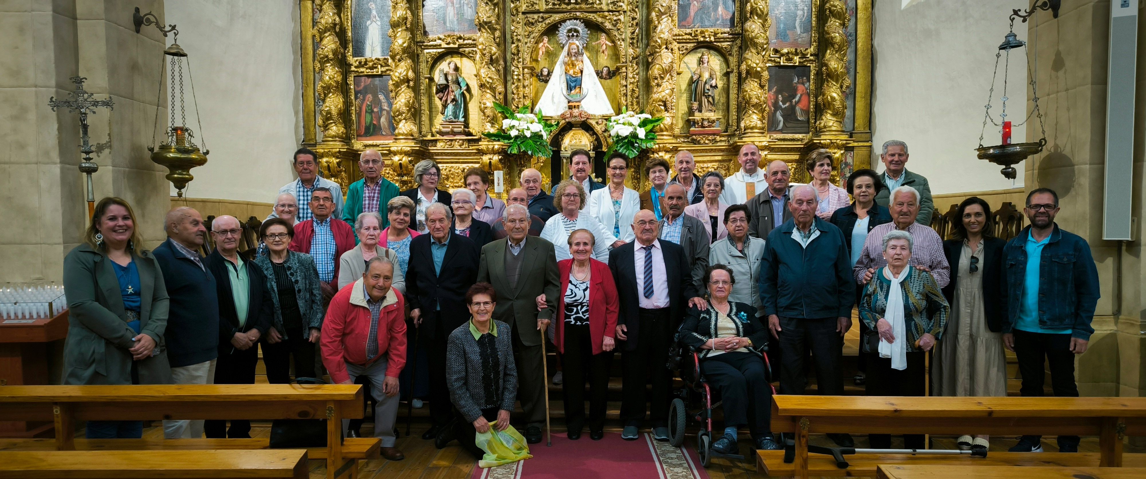 Foto de familia en la iglesia de la localidad con los matrimonios de más de 50 años homenajeados por parte del consistorio paramés. | L.N.C.