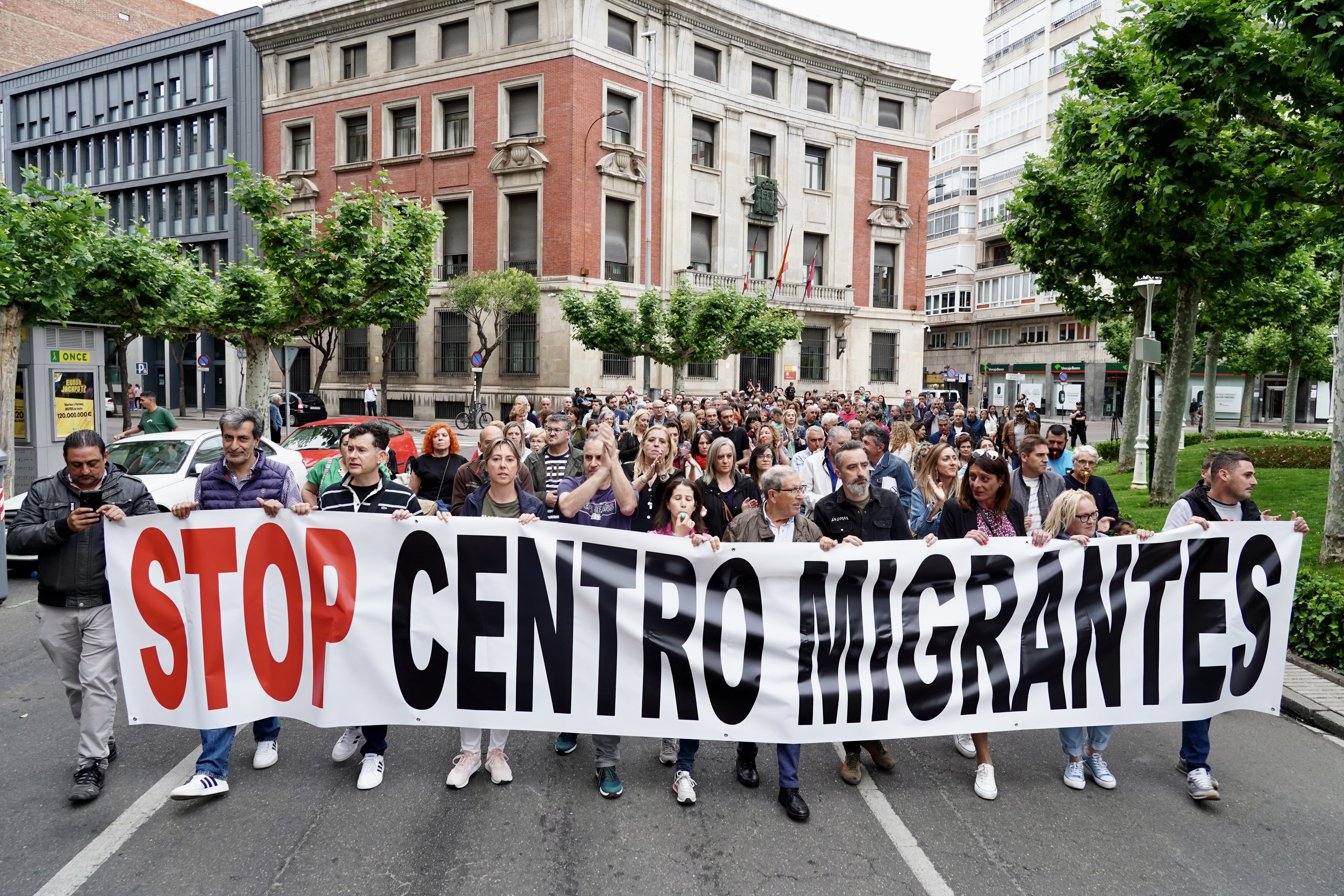 Concentración frente a la subdelegación del Gobierno por la apertura del Centro de Atención a Inmigrantes en Villarrodrigo de las Regueras. | CAMPILLO (ICAL)