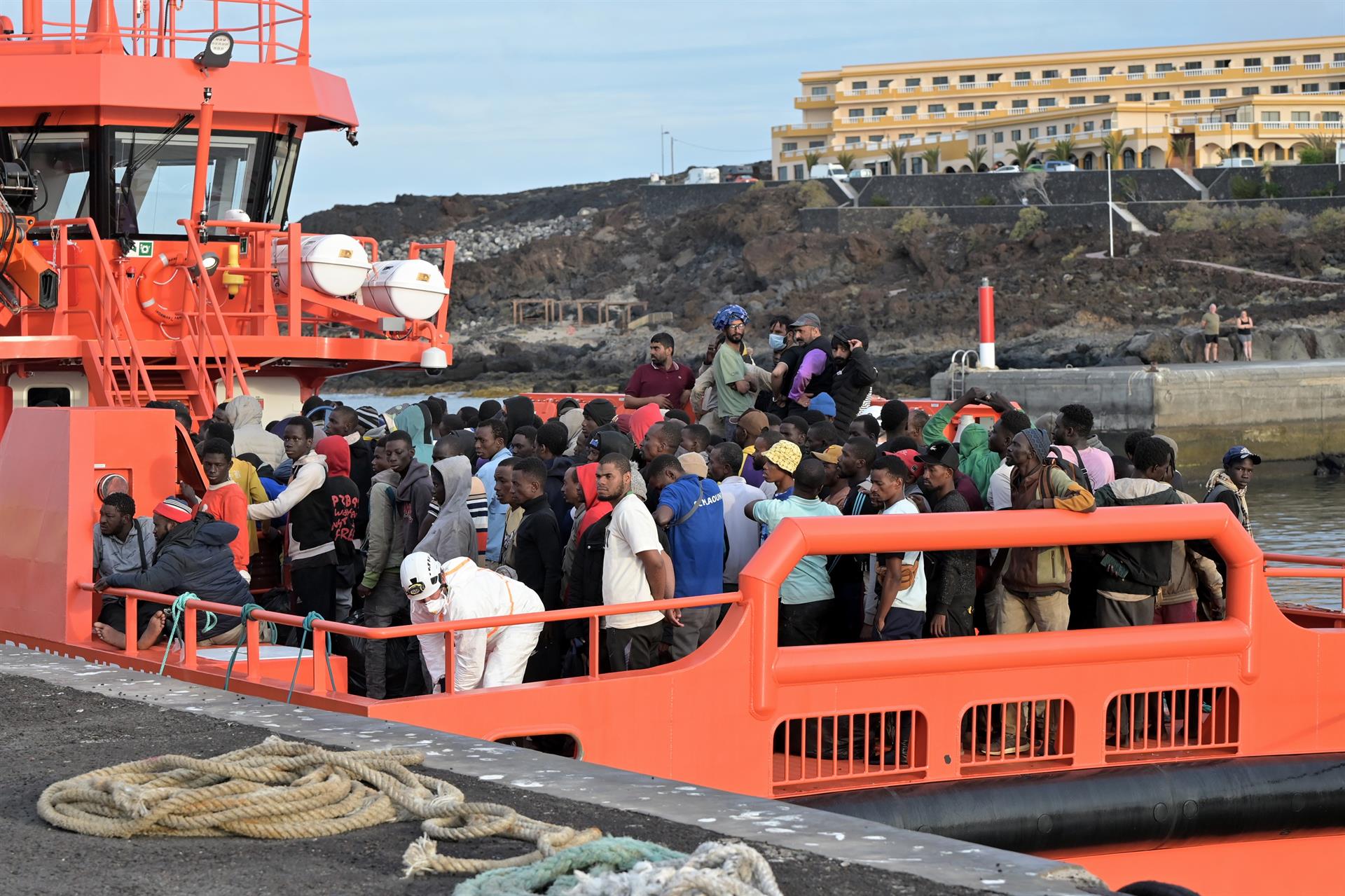 Una embarcación de Salvamento Marítimo rescata a 190 migrantes en junio en el puerto de la Restinga de El Hierro. | EP
