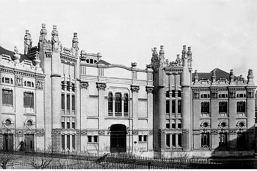 El espectacular edificio del IES Padre Isla en la avda Ramón y Cajal.