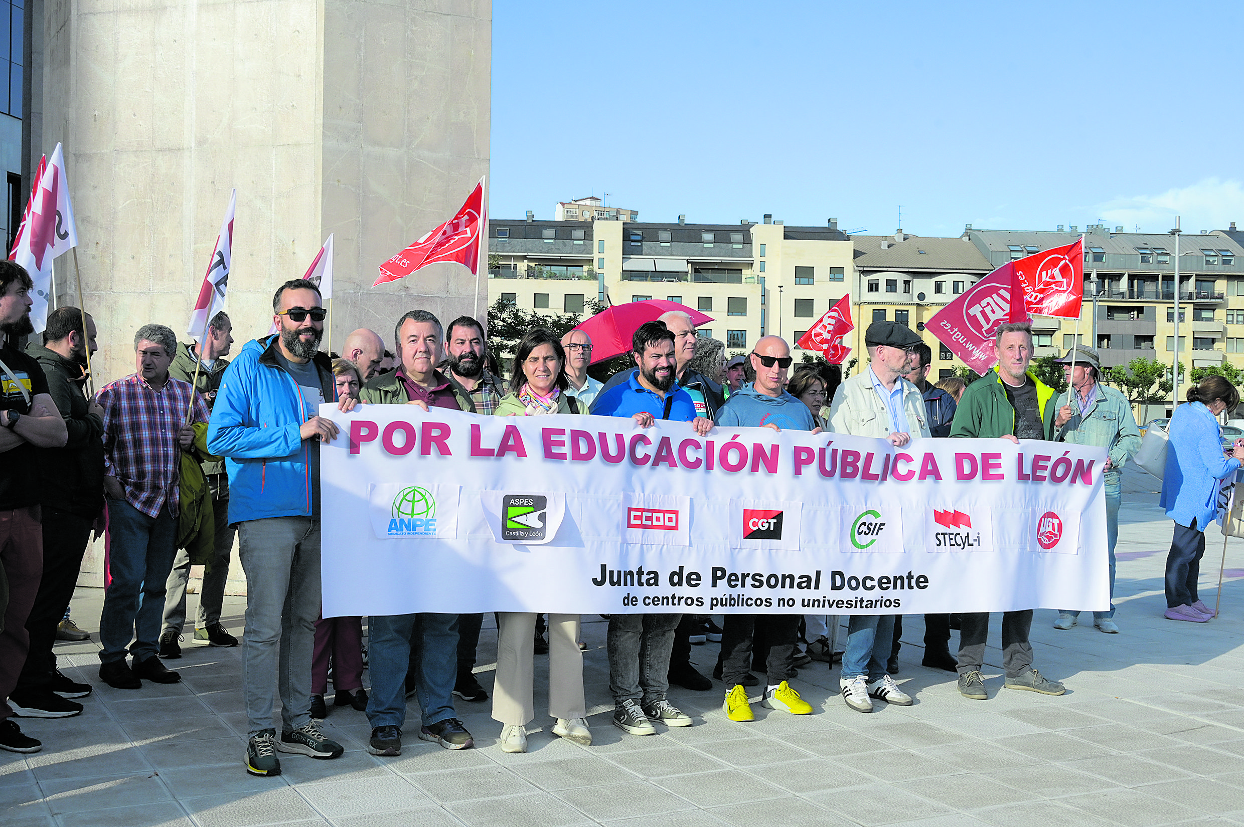Un instante de la concentración de docentes, sindicatos educativos y familias ante la delegación de la Junta en León. | MAURICIO PEÑA