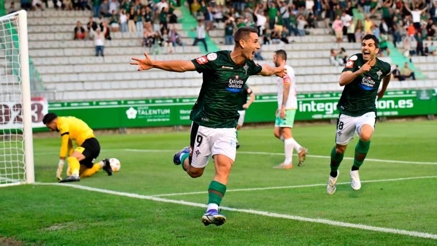Manu Justo celebra un gol con el Ferrol contra la Cultural. | R.F. (EL CORREO GALLEGO)