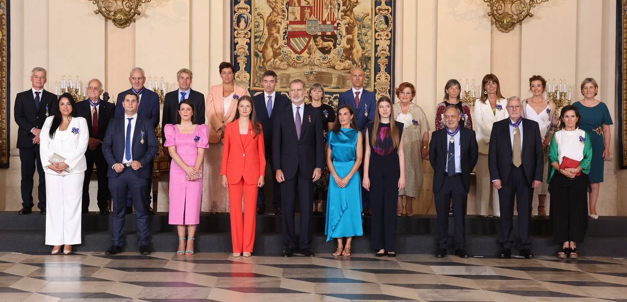 La familia real con todos los condecorados.