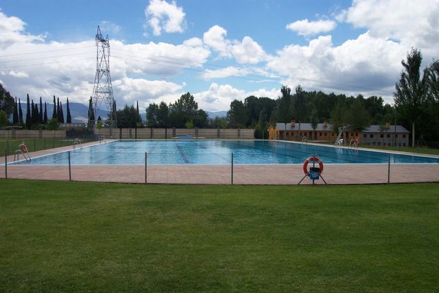 Imagen de archivo de la piscina de Cacabelos.