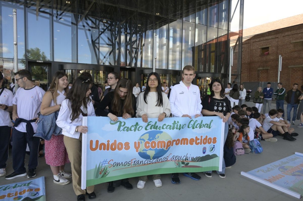 Marcha solidaria por el pacto educativo 13