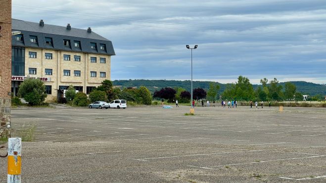 Los primeros migrantes en llegar a Villarrodrigo juegan en el aparcamiento del Chalé del Pozo. | L.N.C.