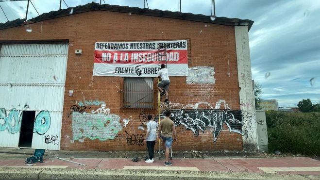 La pancarta de Frente Obrero, localizada en la glorieta de Villaobispo. | L.N.C.