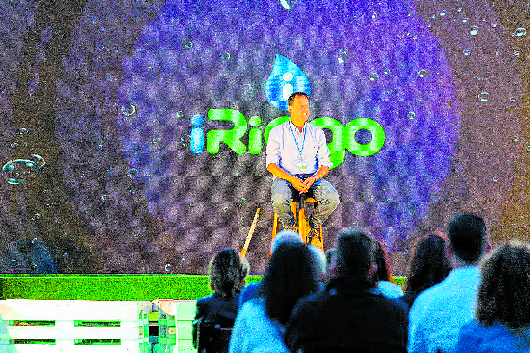 Paco Fernández, fundador y gerente, expone el funcionamiento de la tecnología de IRiego. | LNC