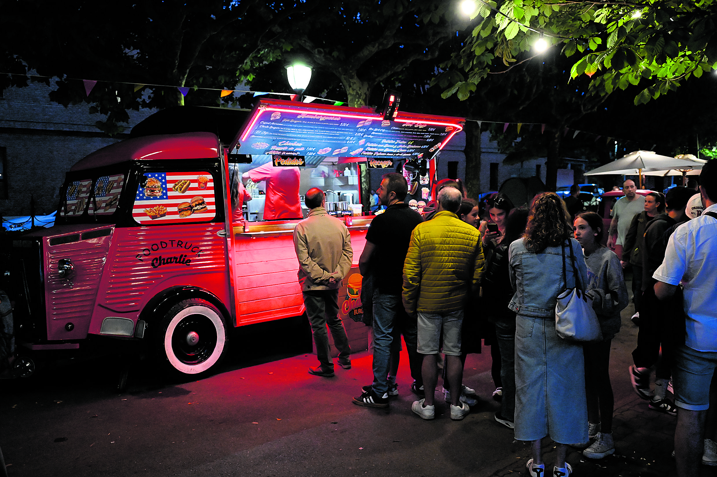 Colas para pedir una de las propuestas que ofrecen durante estos días los ‘food trucks’ ubicados en el jardín de San Francisco.  | SAÚL ARÉN