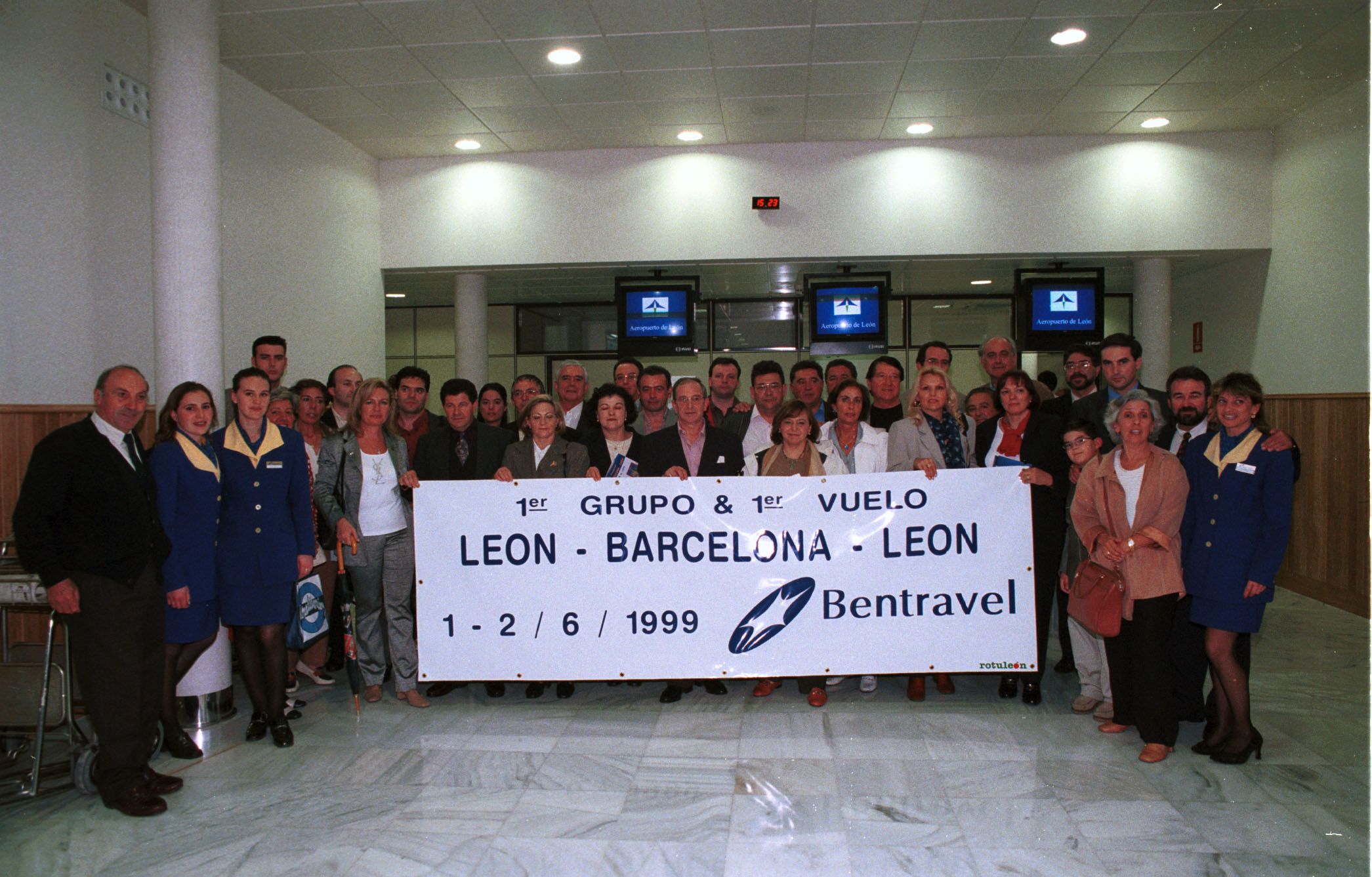 El grupo de pasajeros que formó parte del vuelo inaugural León-Barcelona-León en junio de 1999. | MAURICIO PEÑA