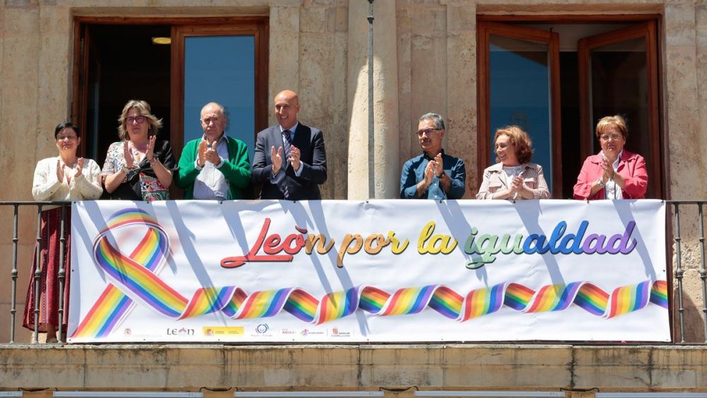 Pancarta desplegada en 2022 en la sede del Ayuntamiento de León en San Marcelo. | CAMPILLO (ICAL)