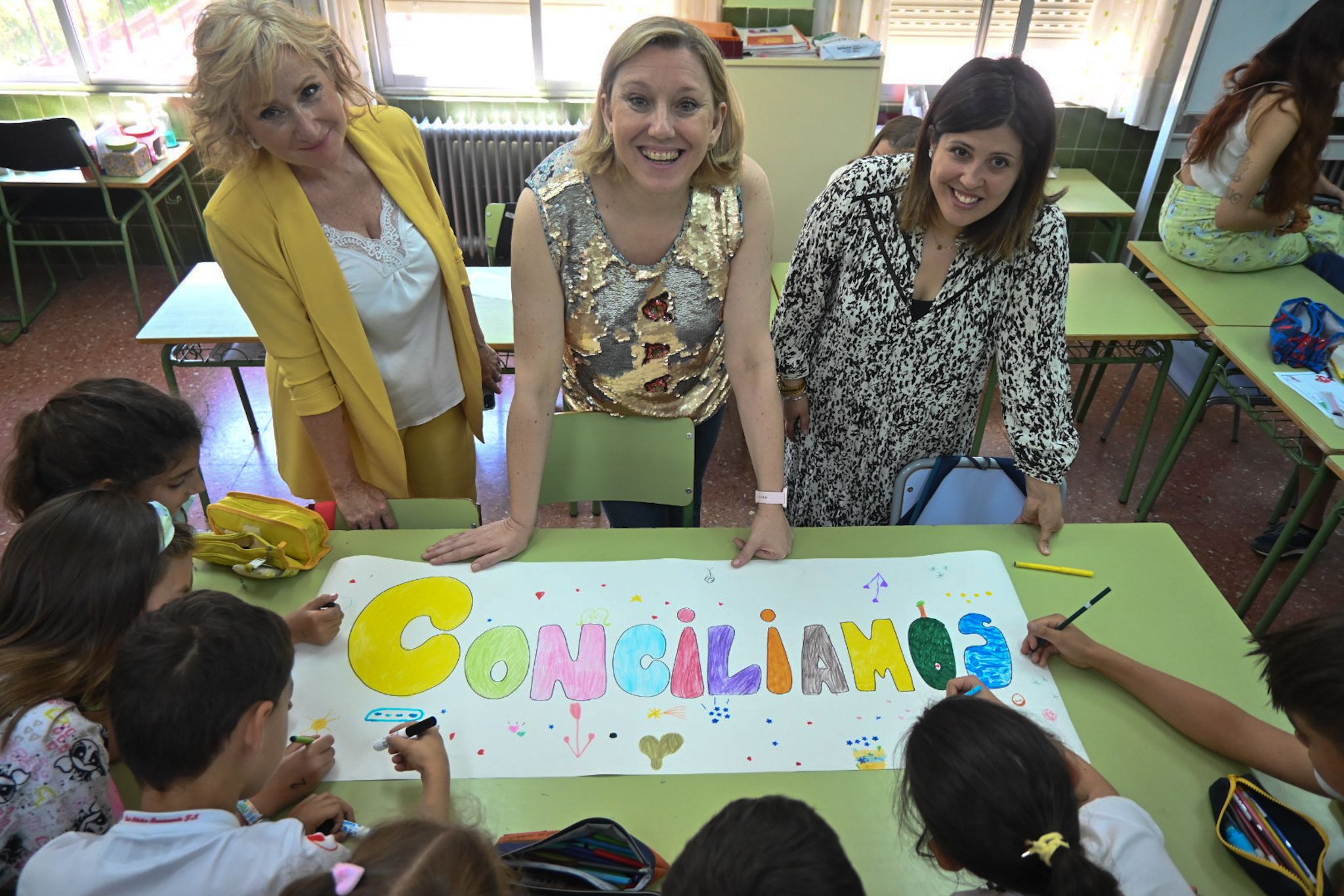 La consejera Isabel Blanco en una visita a los participantes de ‘Concilia verano’ de Zamora. | L.N.C.