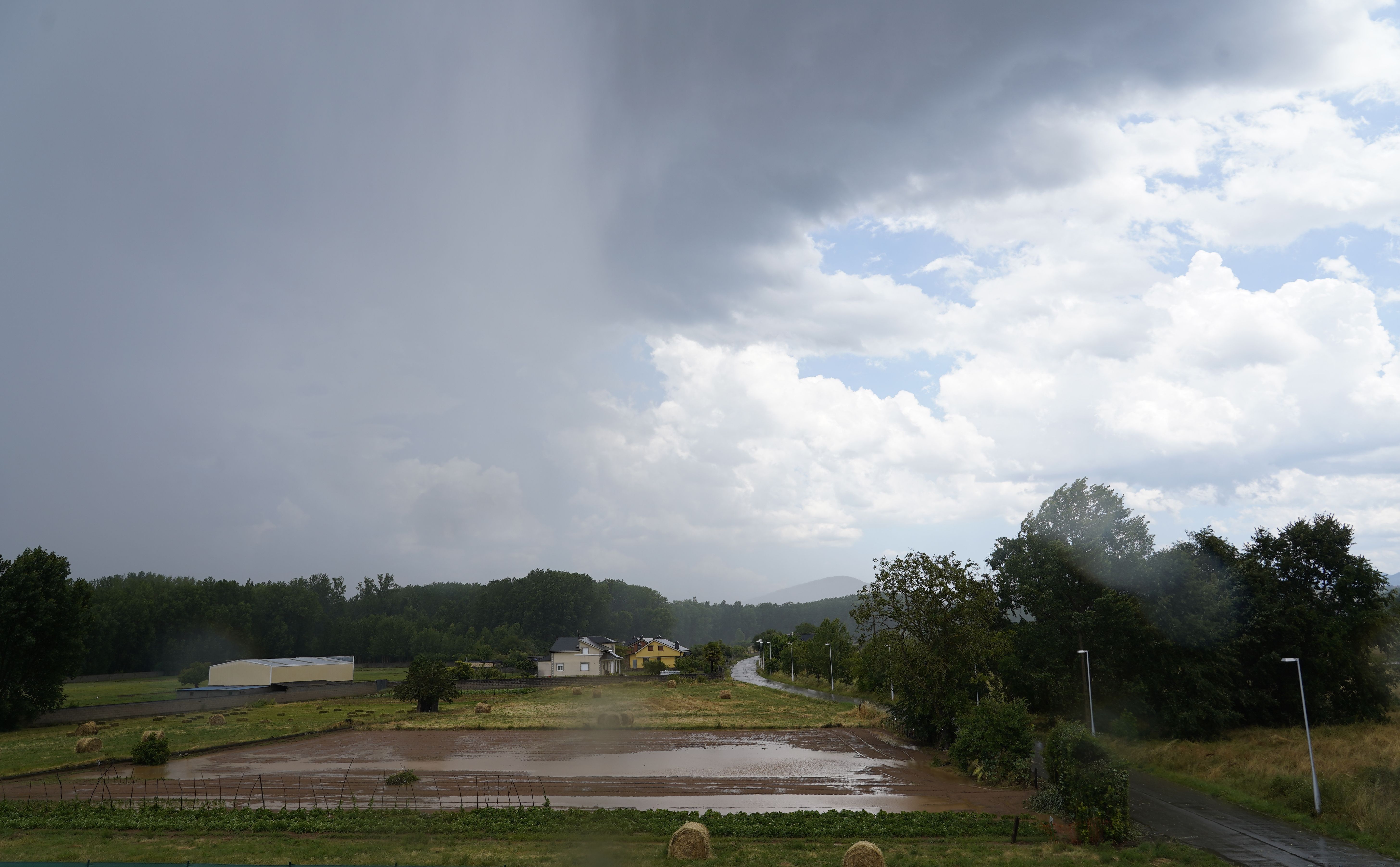 Una importante tormenta descargó este martes en El Bierzo. | CÉSAR SÁNCHEZ (ICAL)