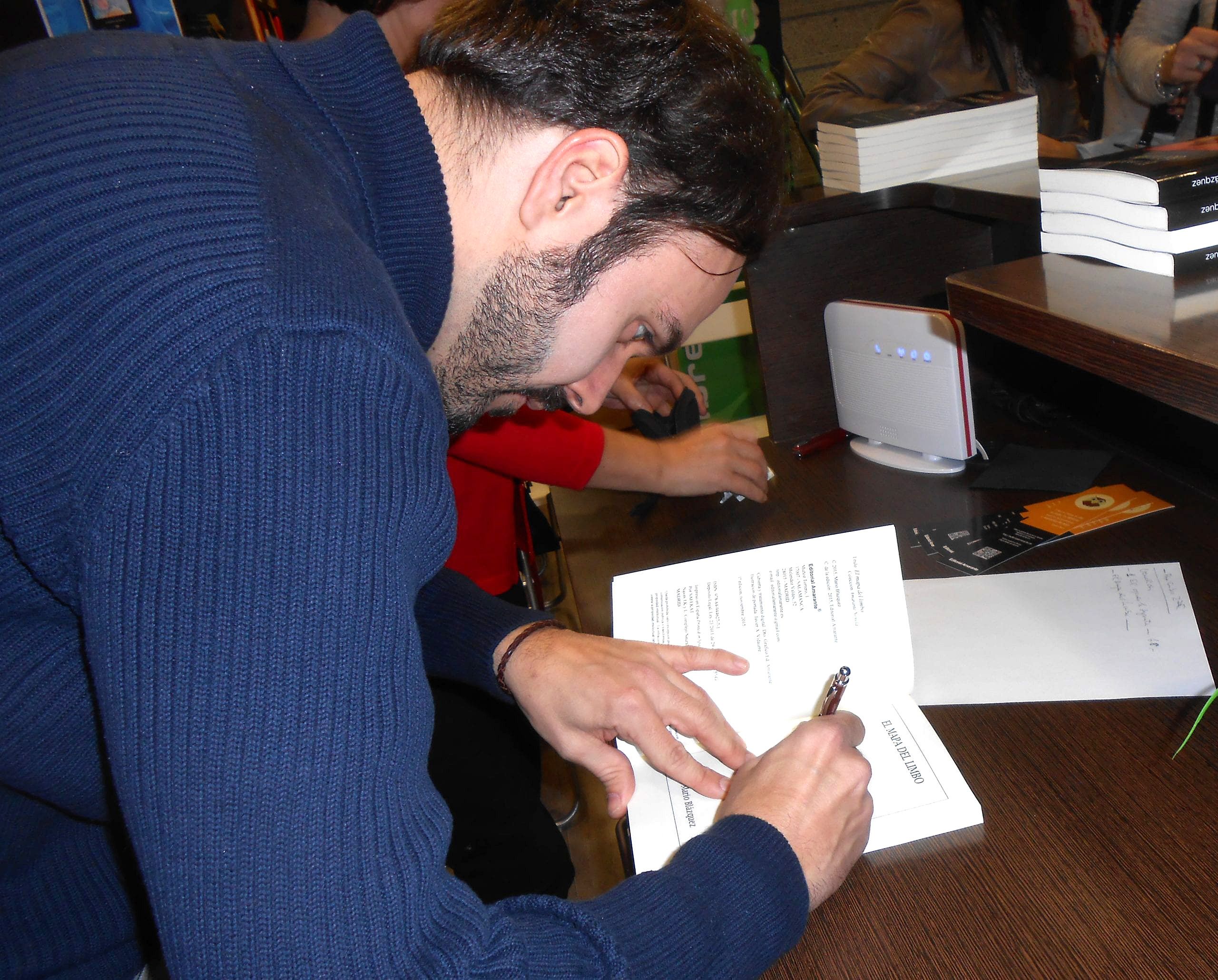 Mario Blázquez firmando ejemplares de 'El mapa del limbo'. | ACALANDA