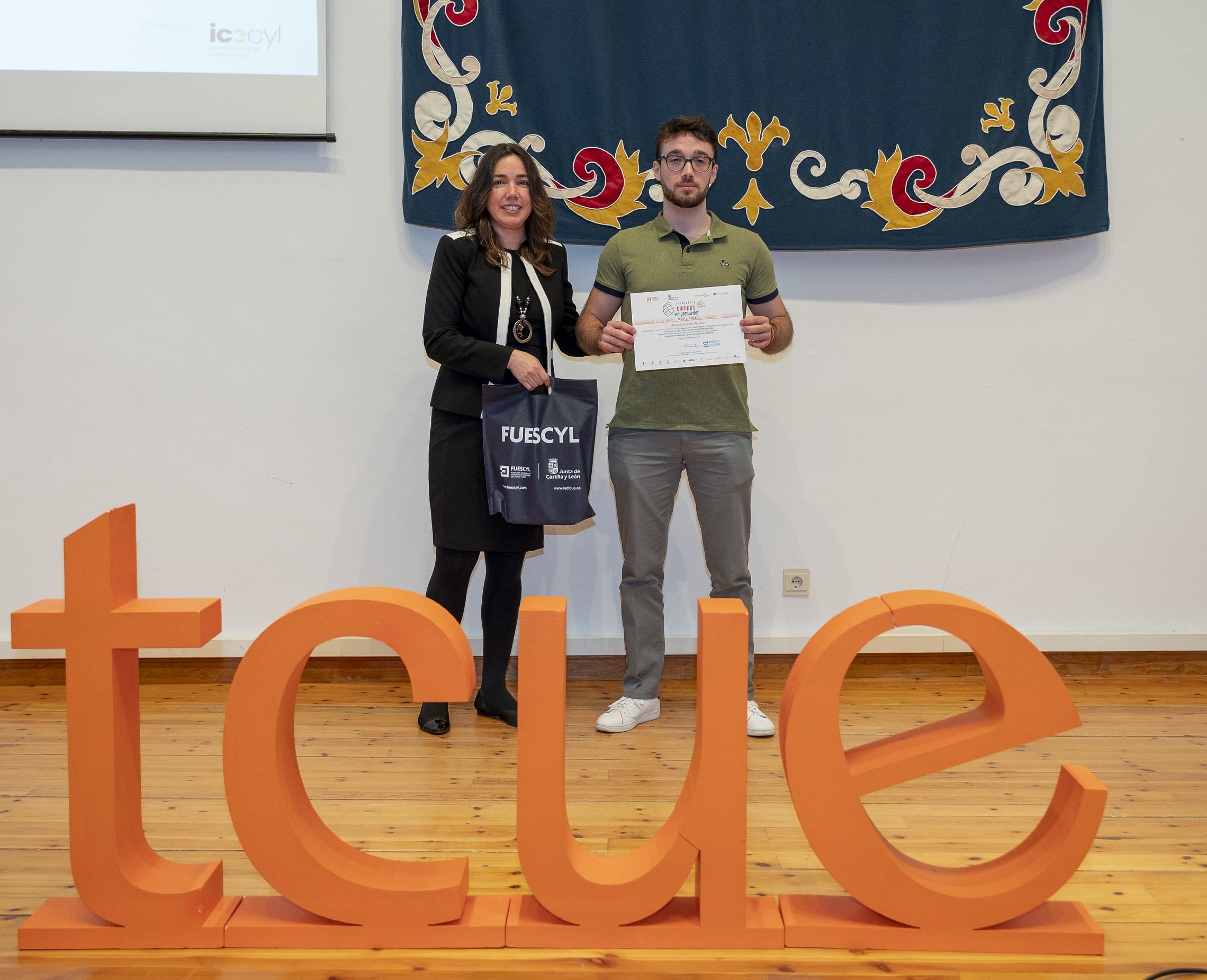 El alumno premiado de Biotecnología, Miguel Serrano Muñoz, con la directora de la OTC de la ULE, Liliana Herrera. | L.N.C.