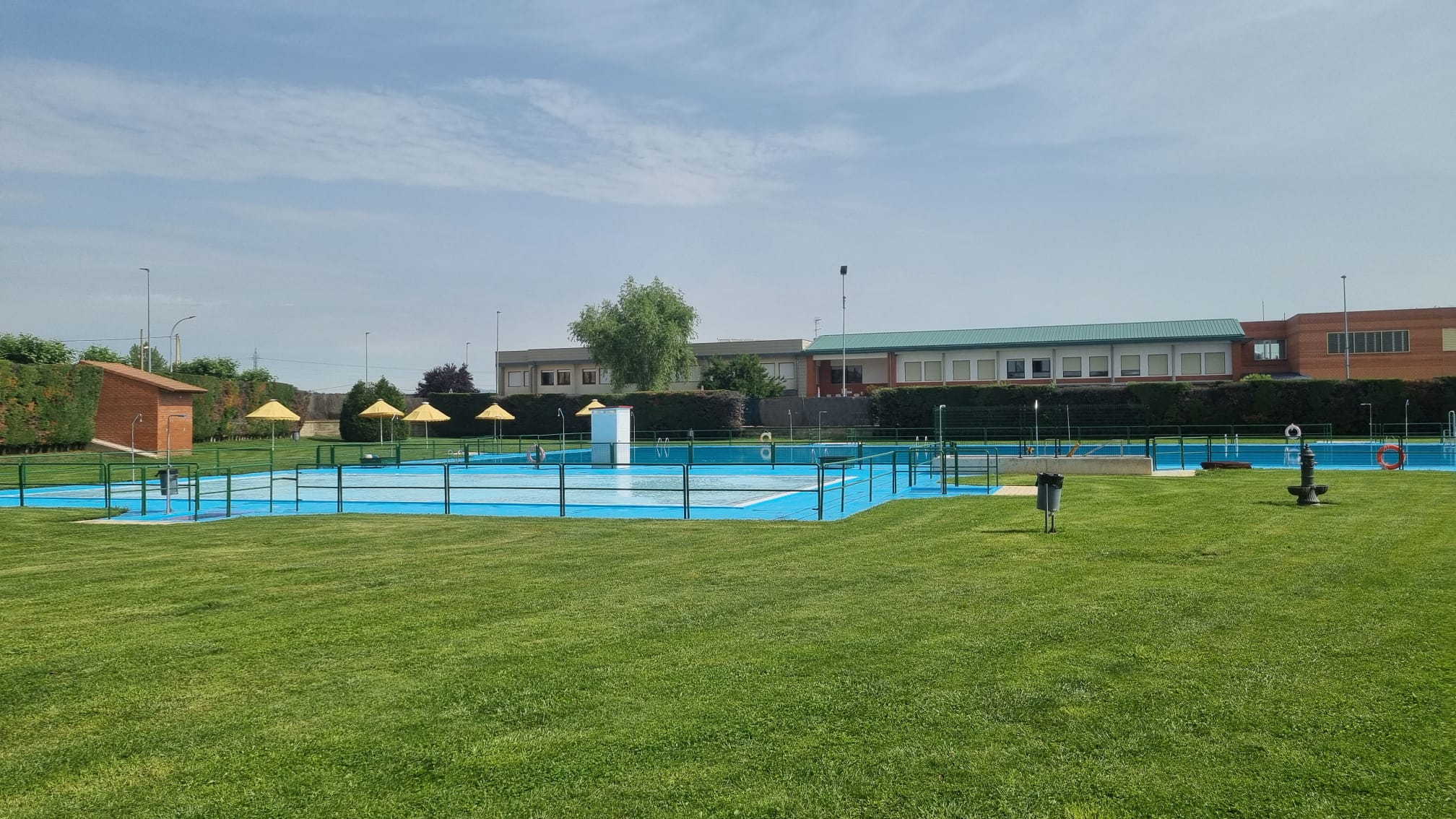 Imagen de las piscinas de Villaobispo que ya están abiertas para todo el verano. | L.N.C.