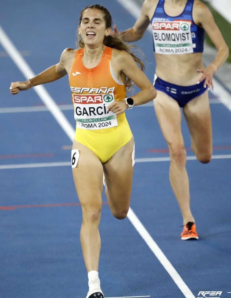 Marta García entra en meta en el Europeo, donde consiguió colgarse la medalla . |  RFEA