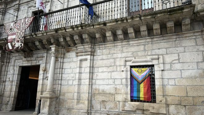 Bandera del Día del Orgullo colocada en la ventana del despacho del grupo del PSOE en el Consistorio.
