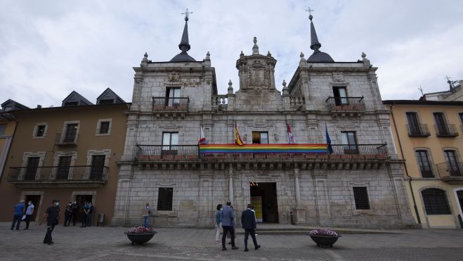 En 2020, la bandera del Orgullo ocupó toda la fachada del Ayuntamiento. | ICAL