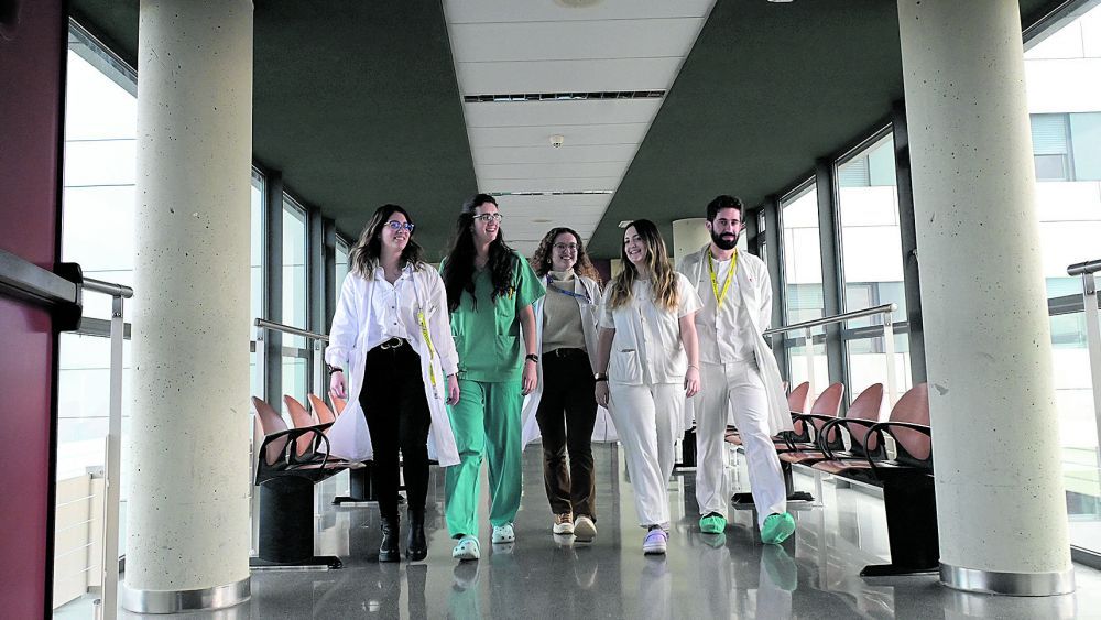 Algunos de los residentes que se forman actualmente en el Hospital Universitario de León. | MAURICIO PEÑA