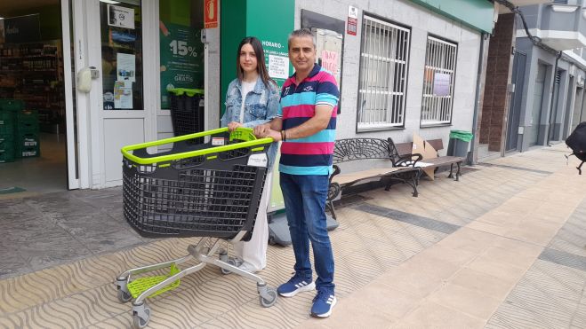 Andrea y Pedro en la tienda de Vega de Espinareda. | MAR IGLESIAS