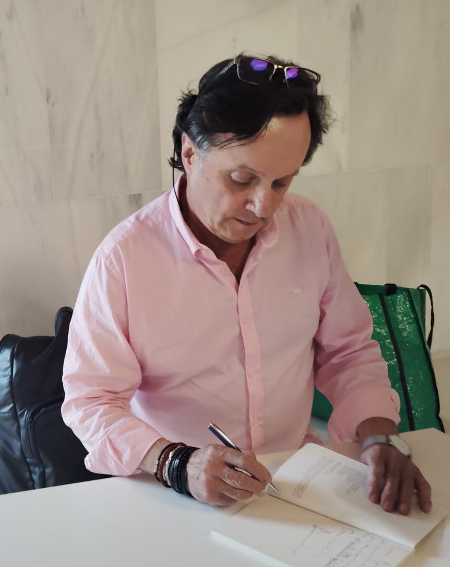 Amador firmando un ejemplar de su libro. 