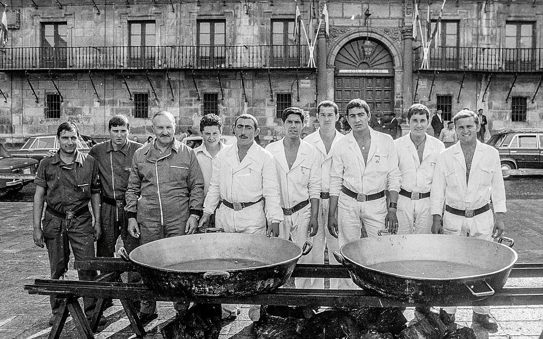 Gerardo García (tercero por la izquierda) con el grupo de ayudantes para hacer las sopas de ajo para miles de personas, en este caso en 1976. | FERNANDO RUBIO