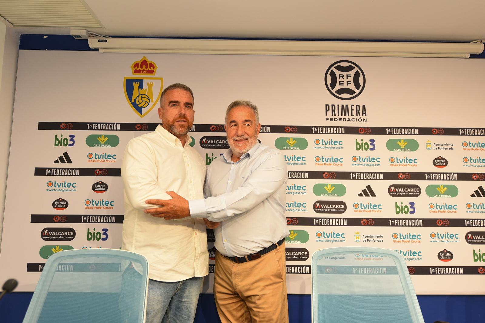 Javi Rey en su presentación con la Deportiva junto a José Fernández Nieto | QUINITO