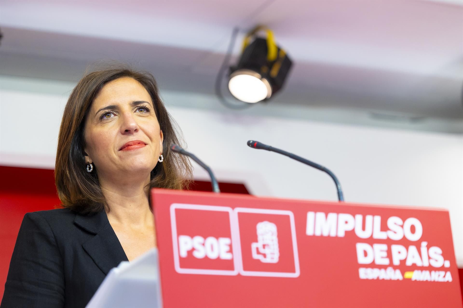 La portavoz del PSOE, Esther Peña, en una rueda de prensa en Ferraz. | EVA ERCOLANESE
