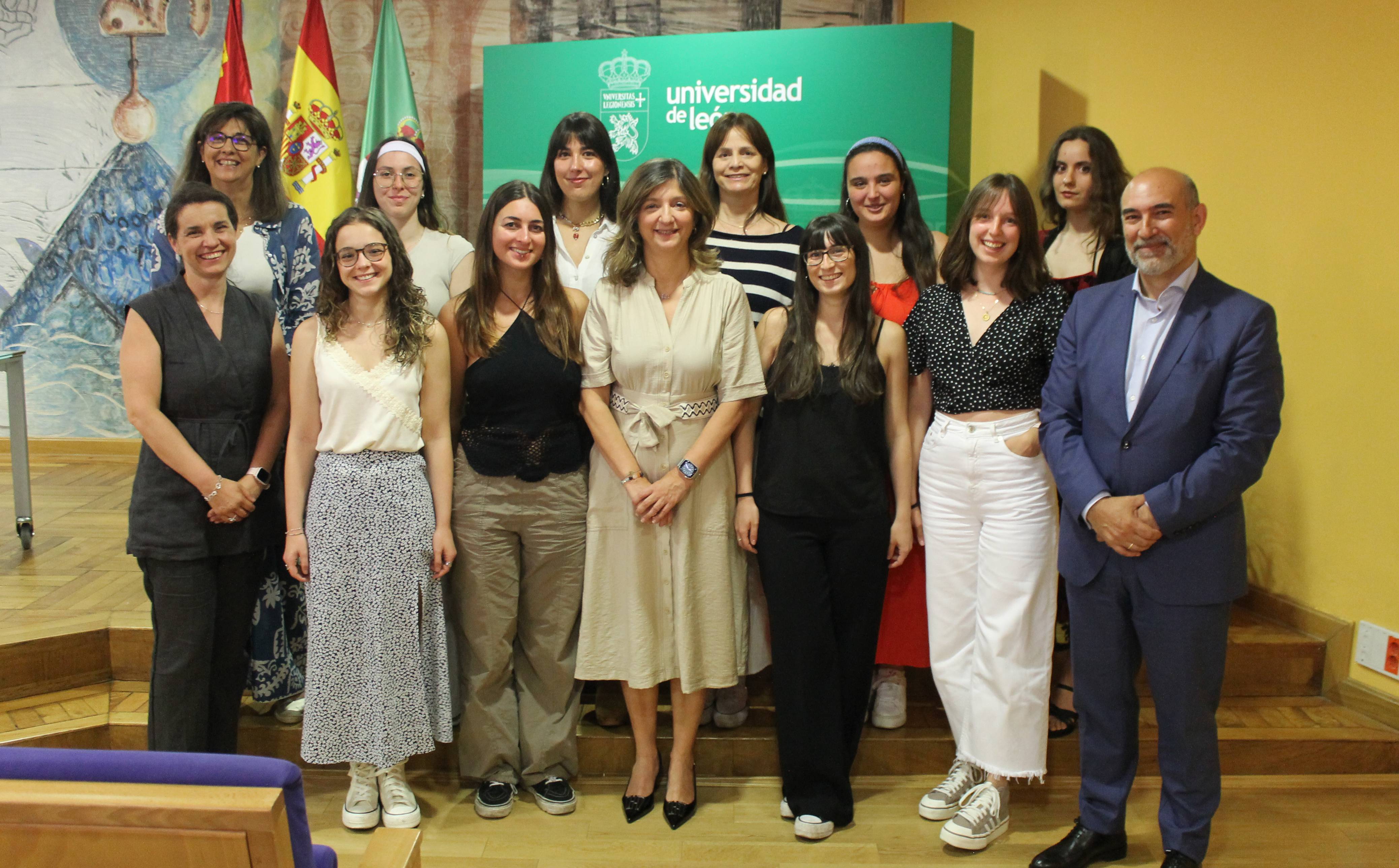 Alumnas beneficiadas con las becas Ralbar, junto a la rectora de la ULE, Nuria González, y representantes universitarios y de la Fundación Sabadell. | L.N.C.