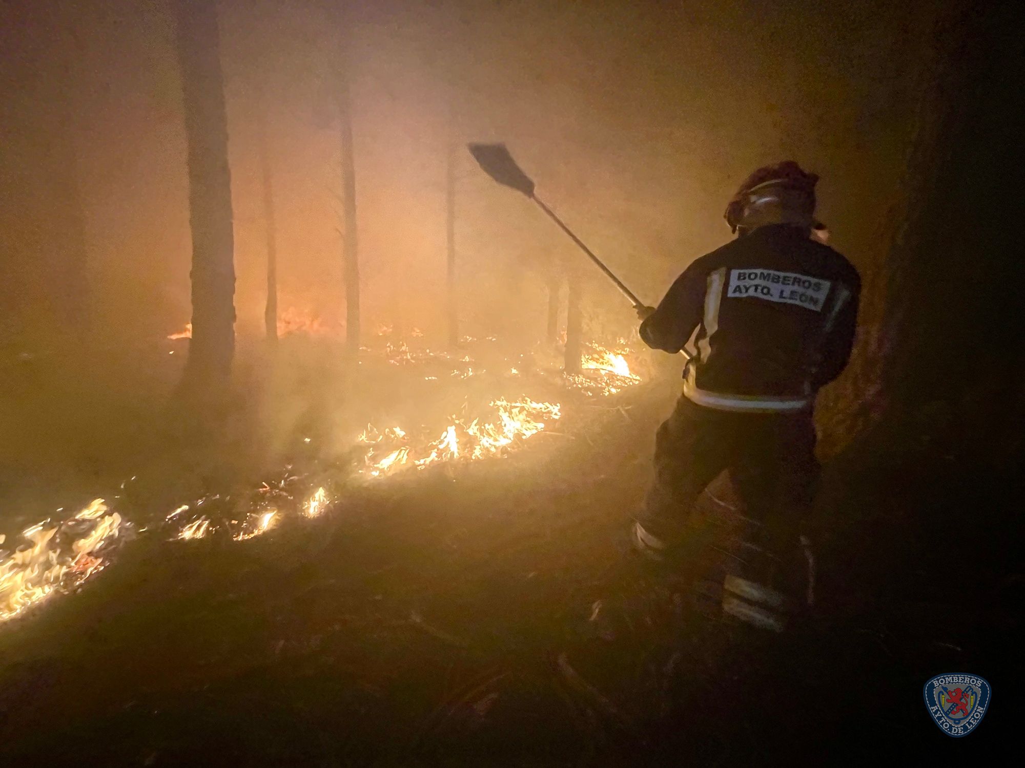 Imagen de archivo en la que un bombero de León trata de sofocar un fuego. | L.N.C.