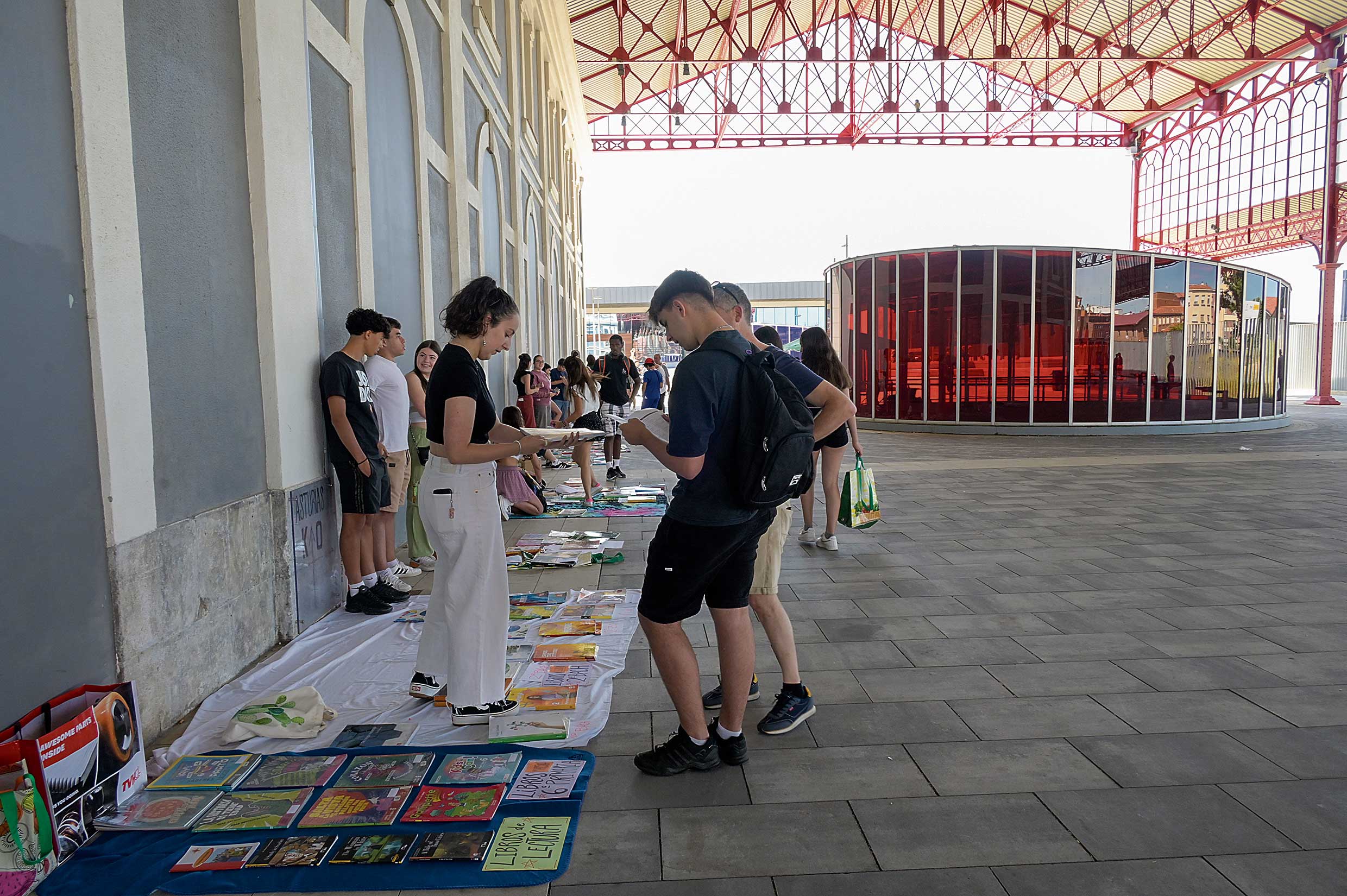 El mercadillo Gelete de libros de texto, en la antigua estación de trenes de León. | MAURICIO PEÑA