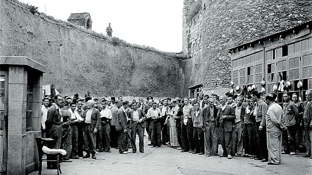 Histórica foto de Manuel Martín ‘padre’ de presos republicanos en el patio de la cárcel vieja, los del relato estuvieron en San Marcos. | MANUEL MARTÍN DE LA MADRiD