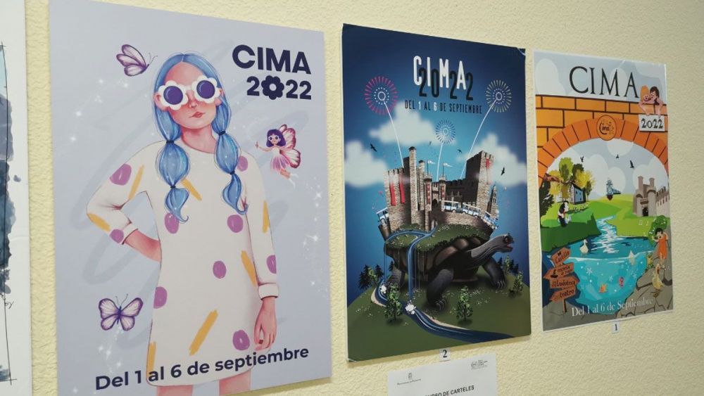 Carteles que se presentaron al concurso en 2022. El ganador, en el medio. | Javier Fernández