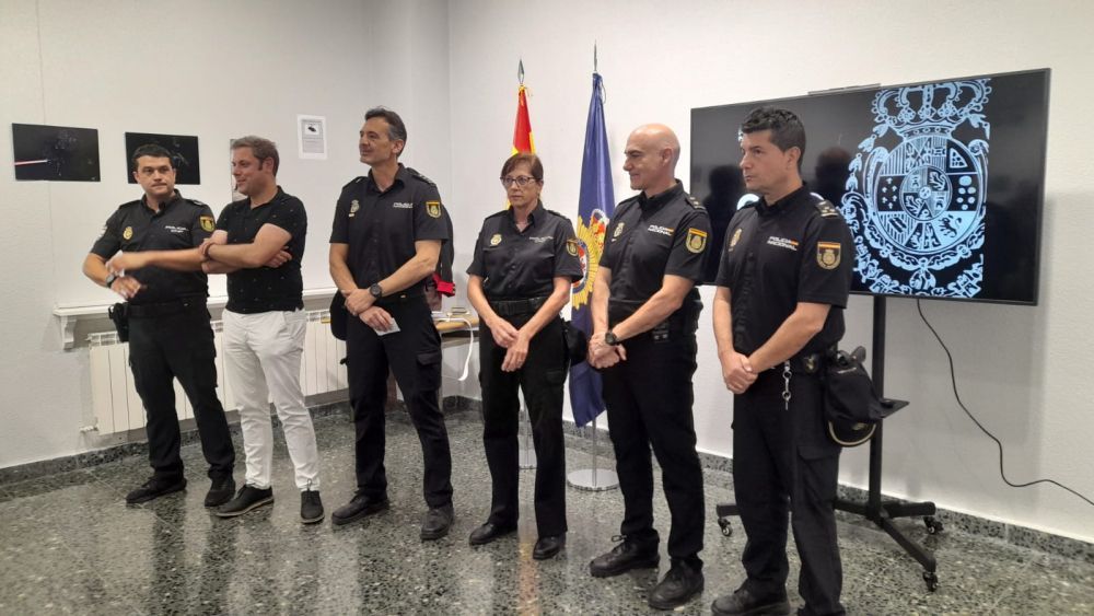 Agentes de la Policía Nacional con el concejal Iván Alonso. | Mar Iglesias