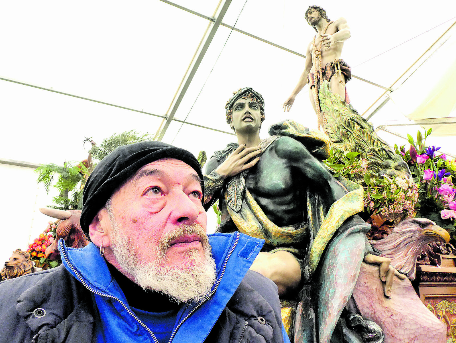 El artista eleva la mirada, junto al evangelista San Juan, con su águila.| G.F.C.