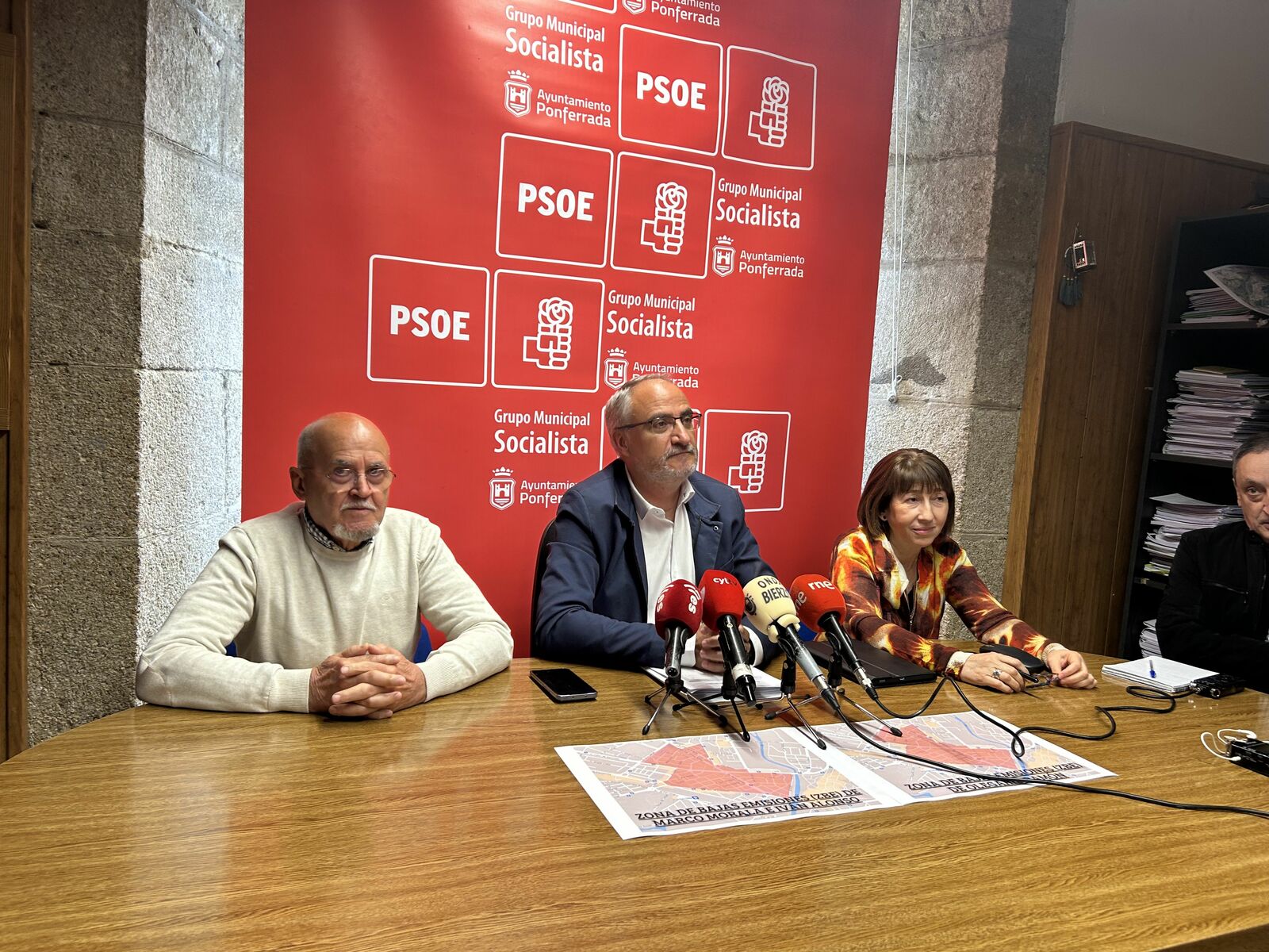 Olegario Ramón junto a concejales socialistas.
