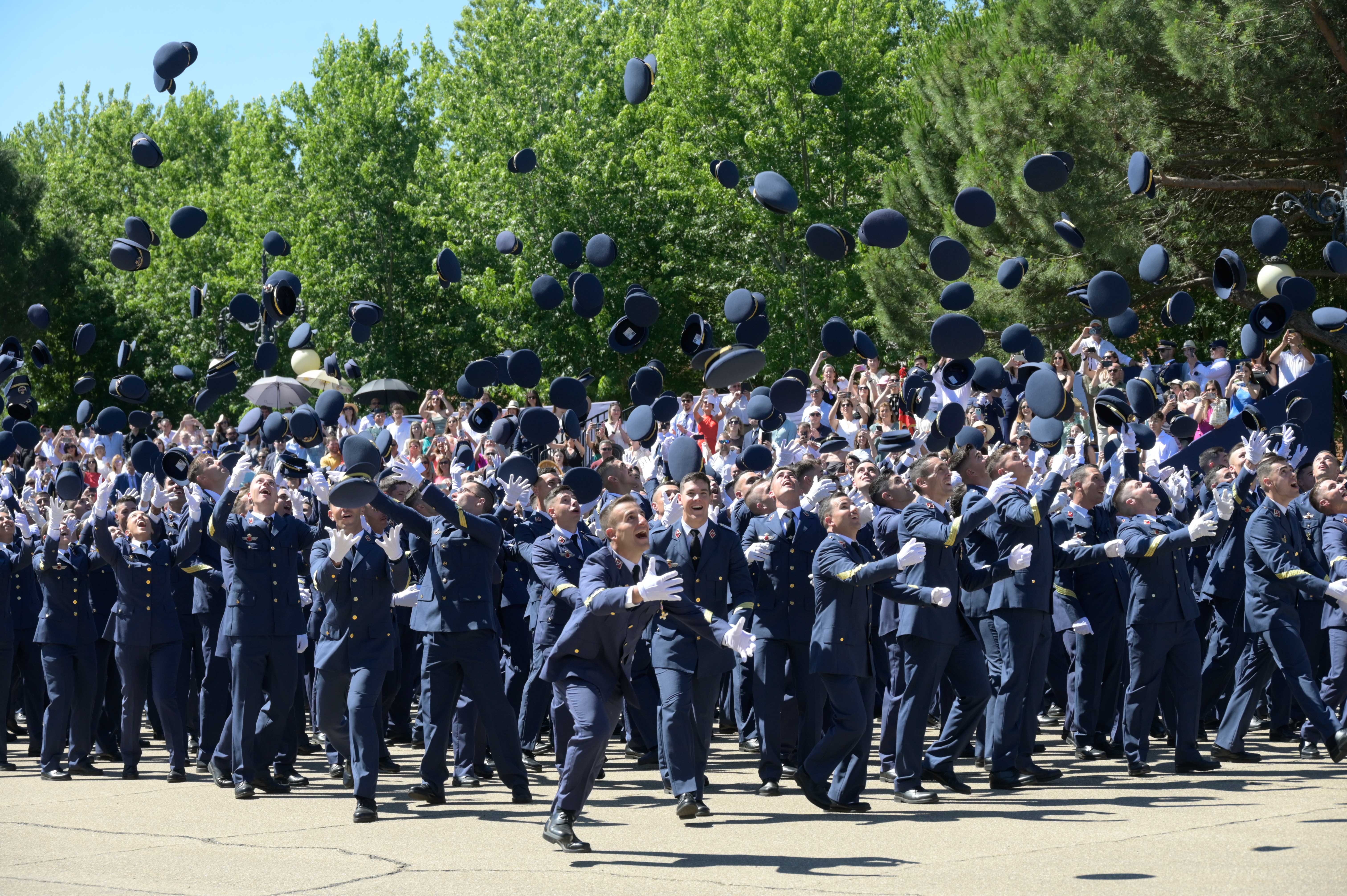 Los 338 jóvenes suboficiales de la XXXII promoción de la Academia Básica del Aire celebran su entrada en el Ejército. | MAURICIO PEÑA